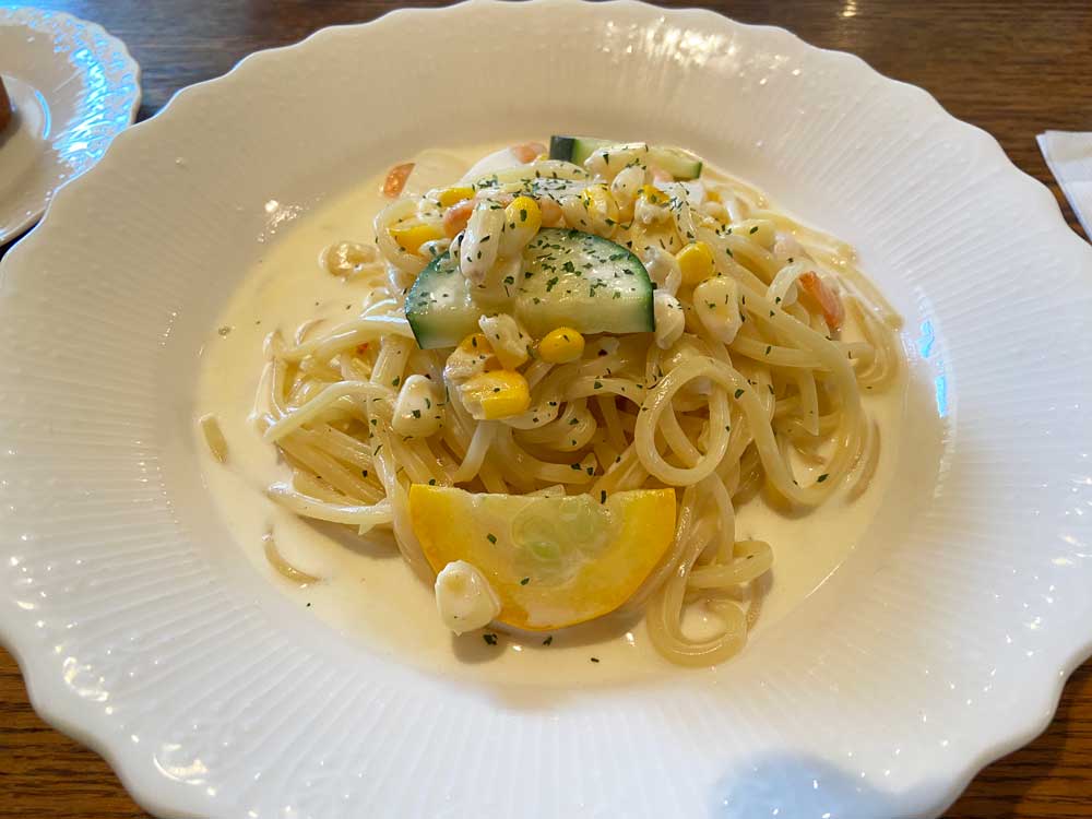今週の生パスタは「とうもろこしとエビのクリームソース」です。