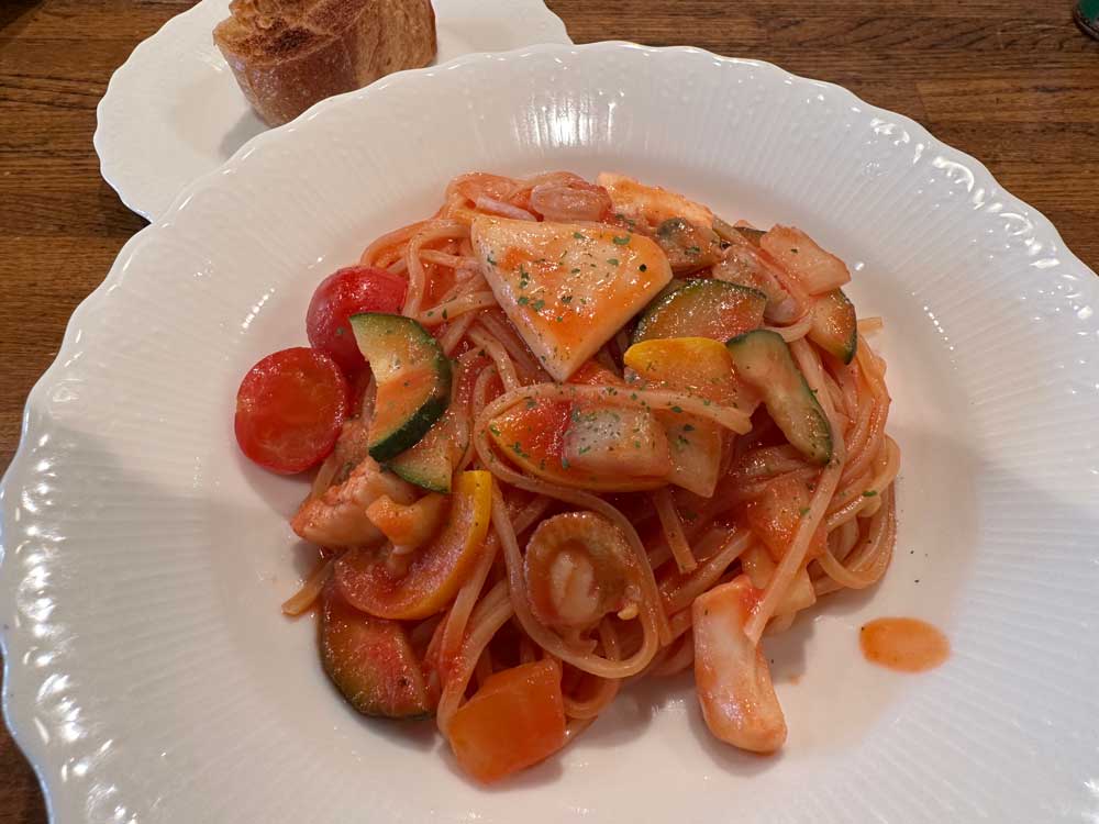 今週の生パスタは「ズッキーニとシーフードのトマトソース」です。