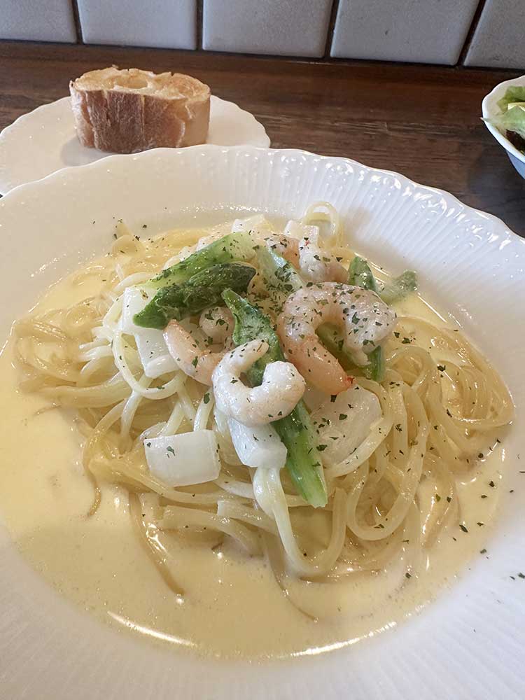 今週の生パスタは「伊達産アスパラとエビのクリームソース」です。